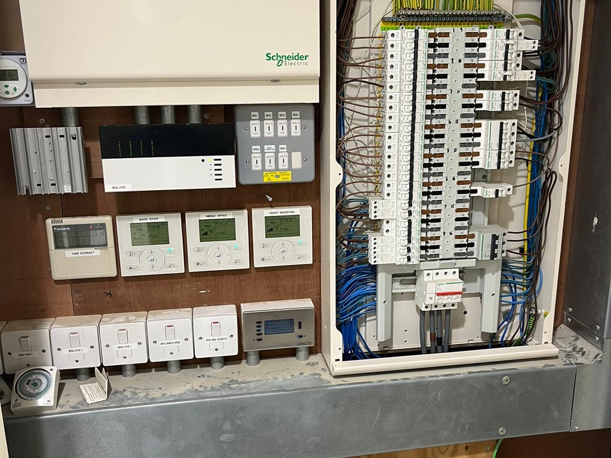 Schneider Electric 3-phase distribution board installation