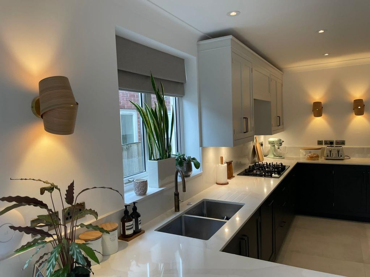 Kitchen wall lighting installation